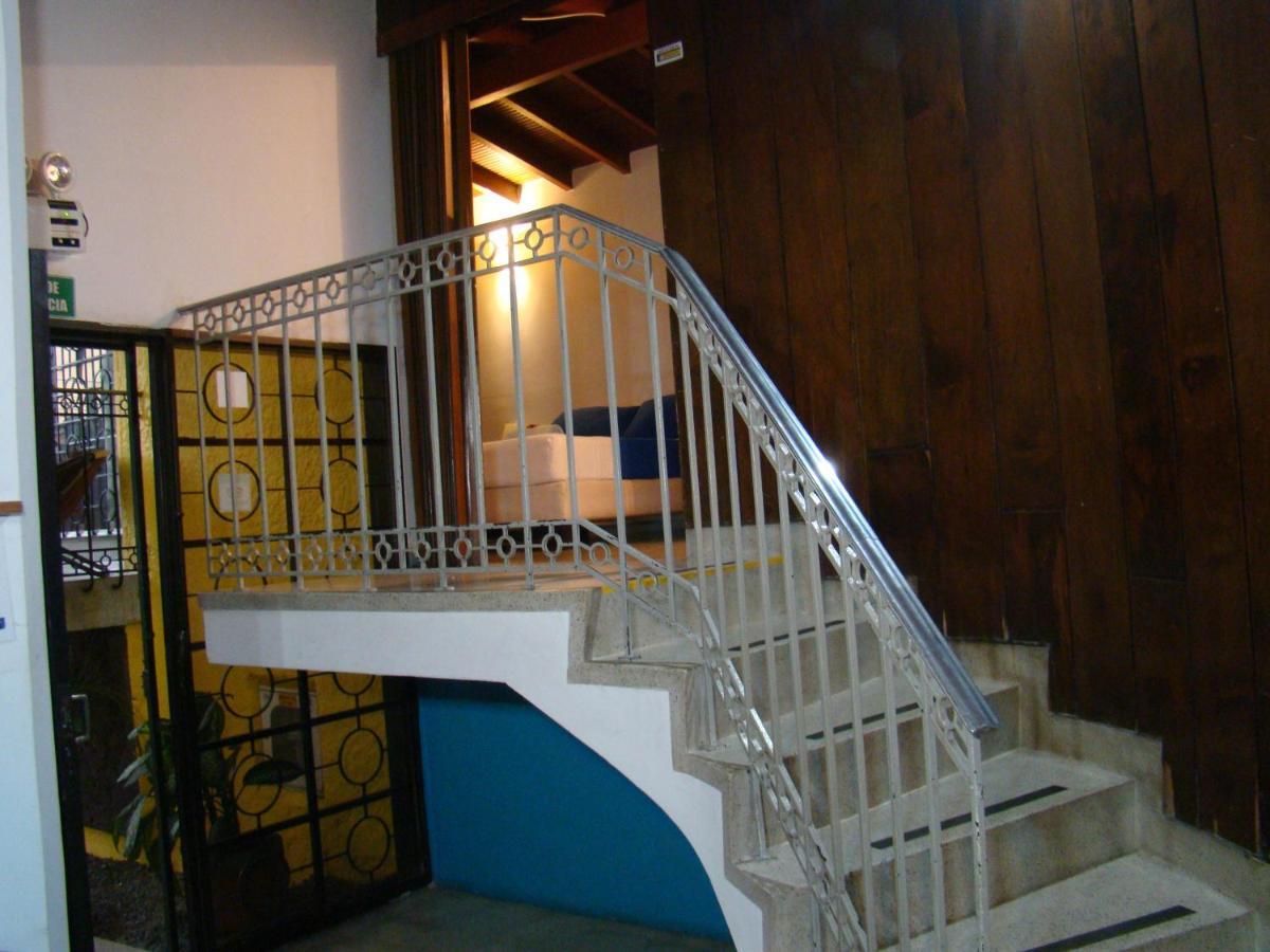 Yellow House Hostel Медельин Экстерьер фото