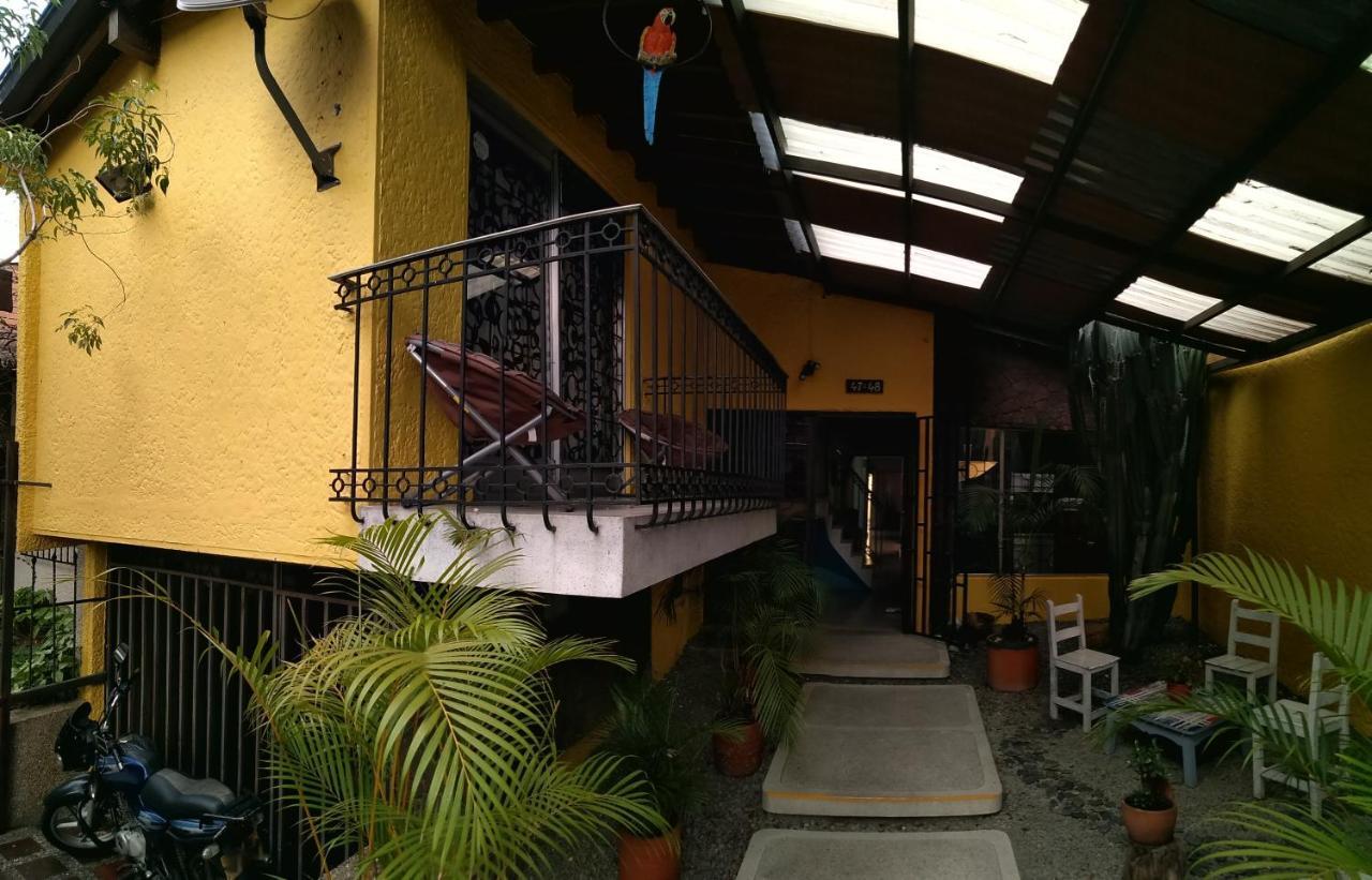 Yellow House Hostel Медельин Экстерьер фото