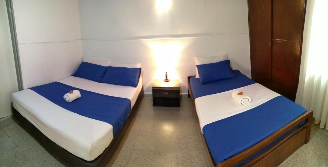 Yellow House Hostel Медельин Экстерьер фото